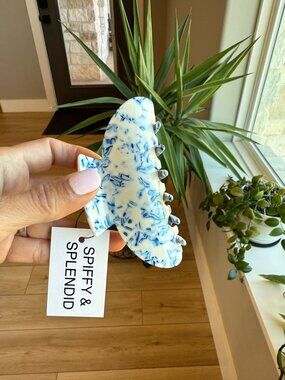 🍒 2/$20 Blue & White Acrylic Hair Claw